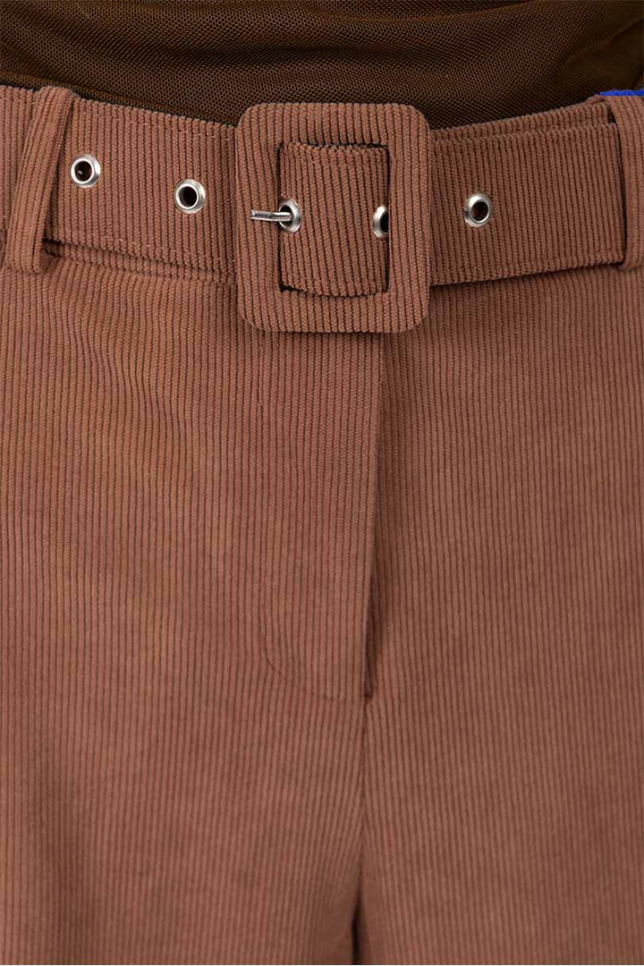 Pantalón café de vestir con cinturón