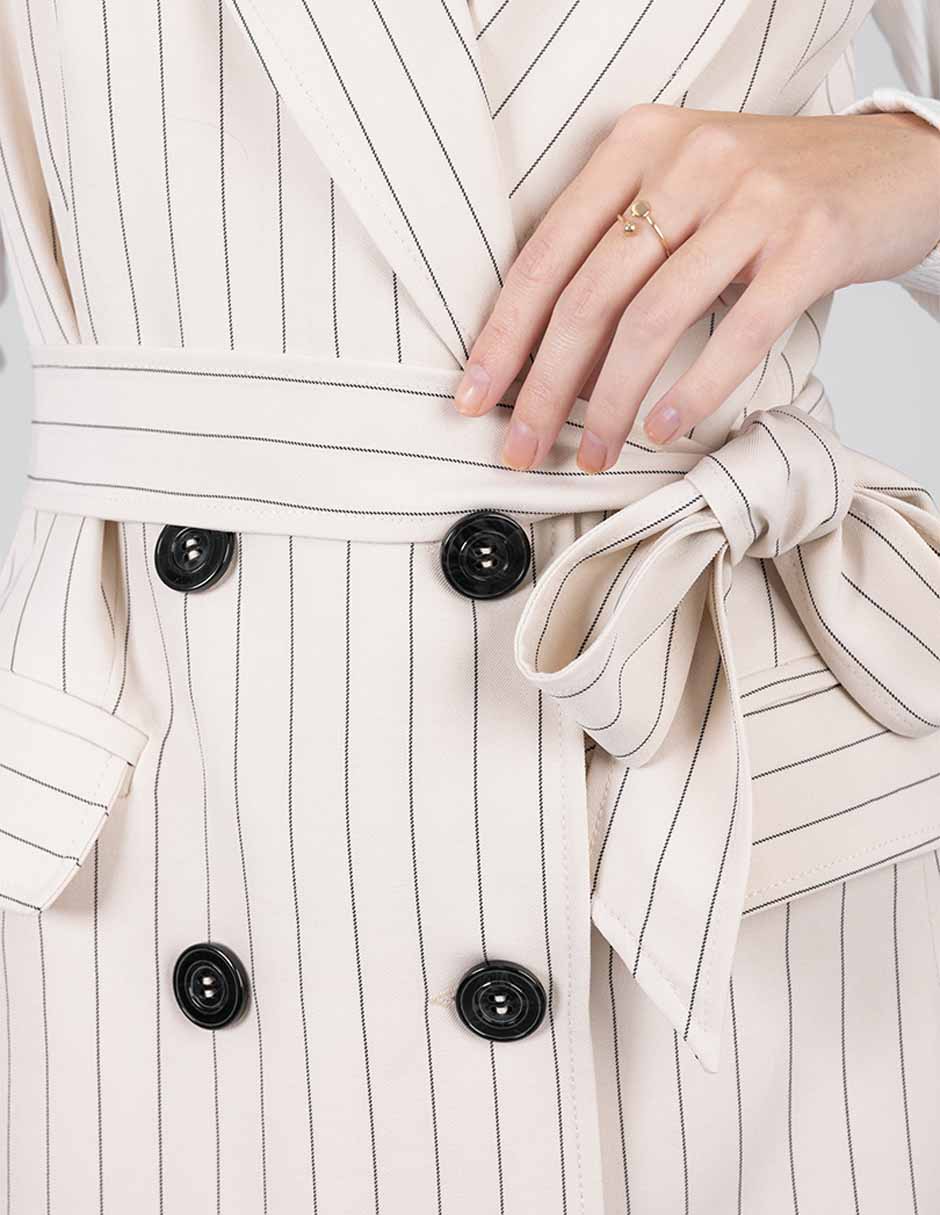 Vestido con botones y cinta en la cintura