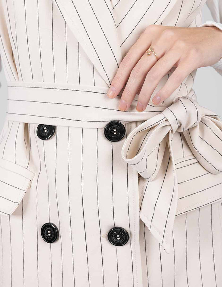 Vestido con botones y cinta en la cintura