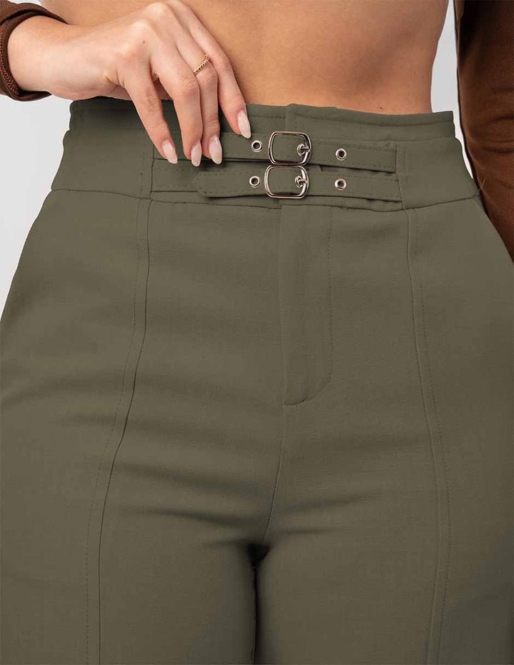 Pantalón de vestir con detalle de hebilla (disponible en beige/ verde)