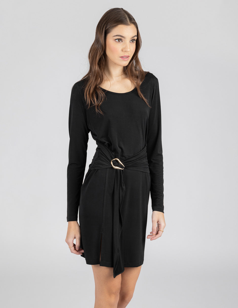 Vestido negro corto de manga larga y detalle de hebilla