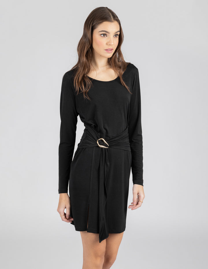 Vestido negro corto de manga larga y detalle de hebilla