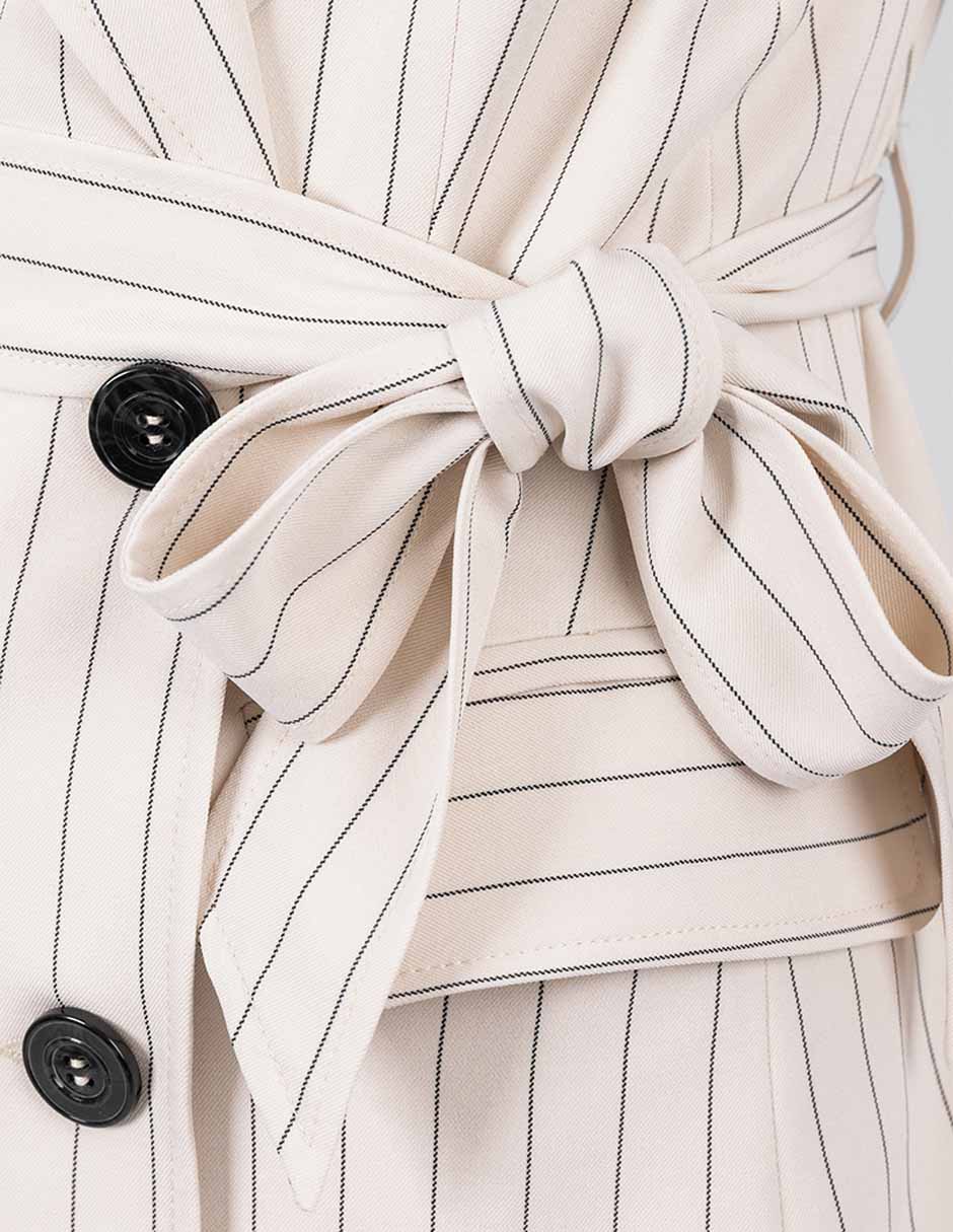 Vestido con botones y cinta en la cintura