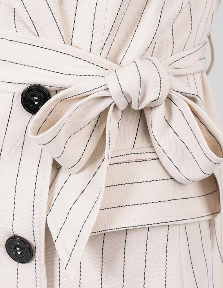 Vestido con botones y cinta en la cintura