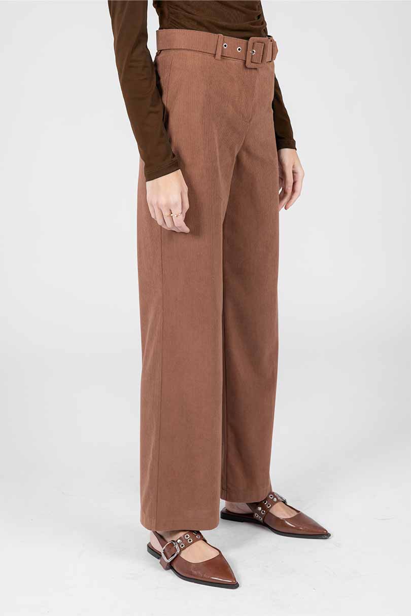 Pantalón café de vestir con cinturón