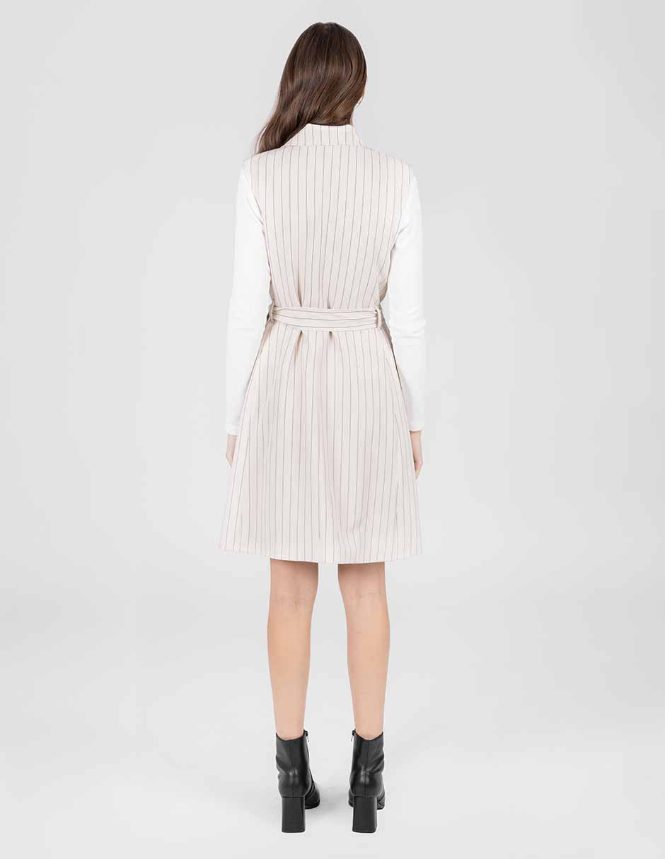 Vestido con botones y cinta en la cintura