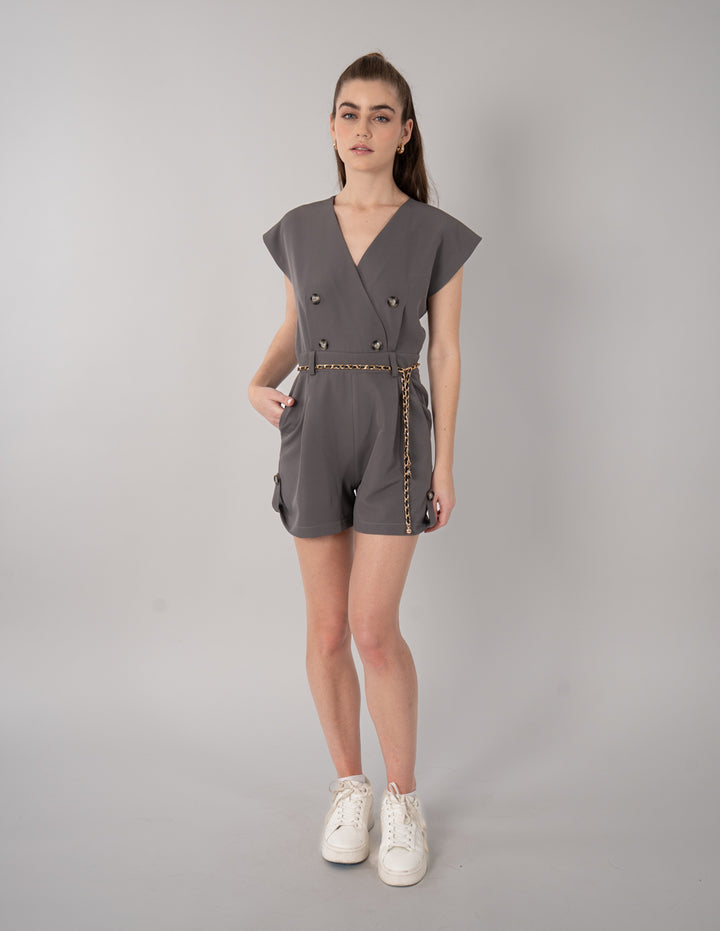 Jumpsuit corto con detalle de cadena en cintura