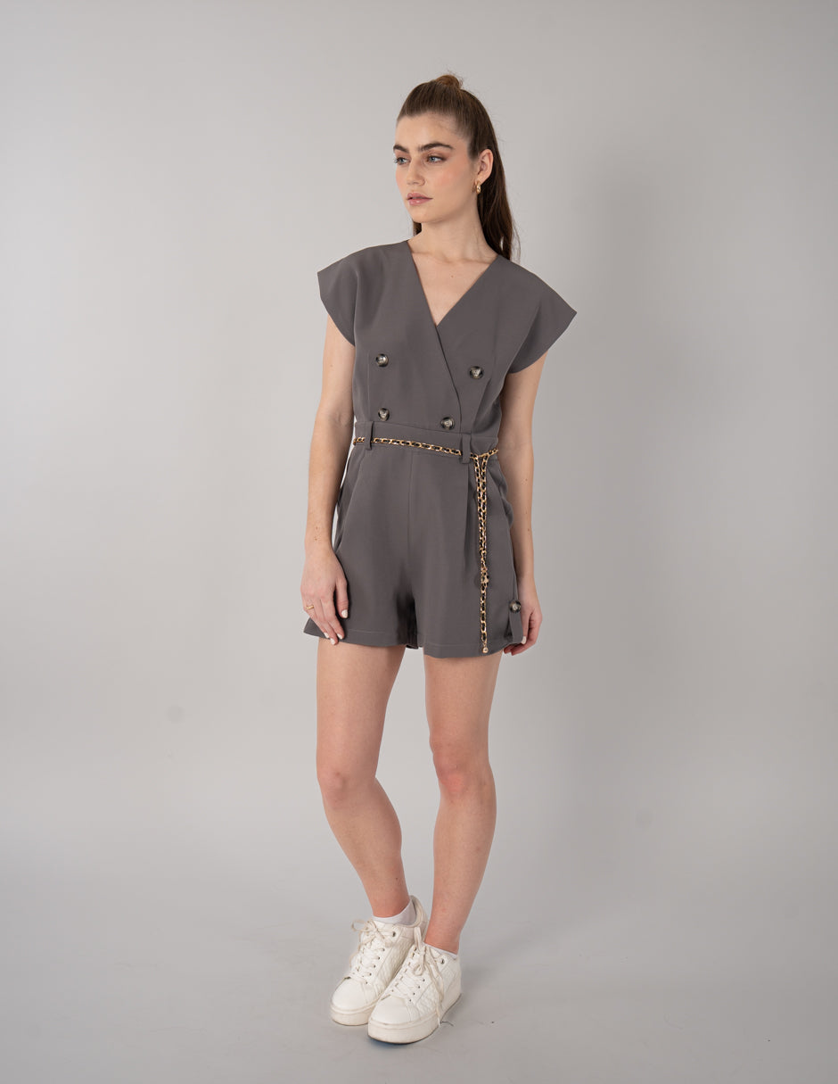 Jumpsuit corto con detalle de cadena en cintura