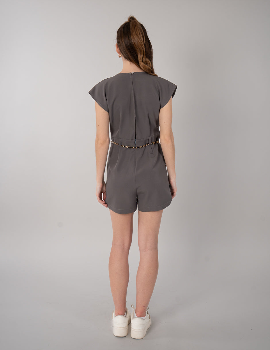 Jumpsuit corto con detalle de cadena en cintura