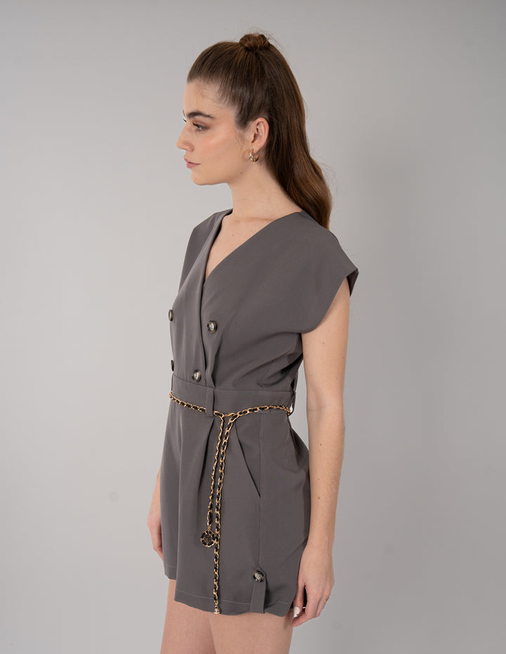 Jumpsuit corto con detalle de cadena en cintura