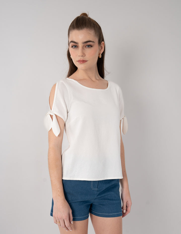 Blusa blanca con detalle de cinta en mangas