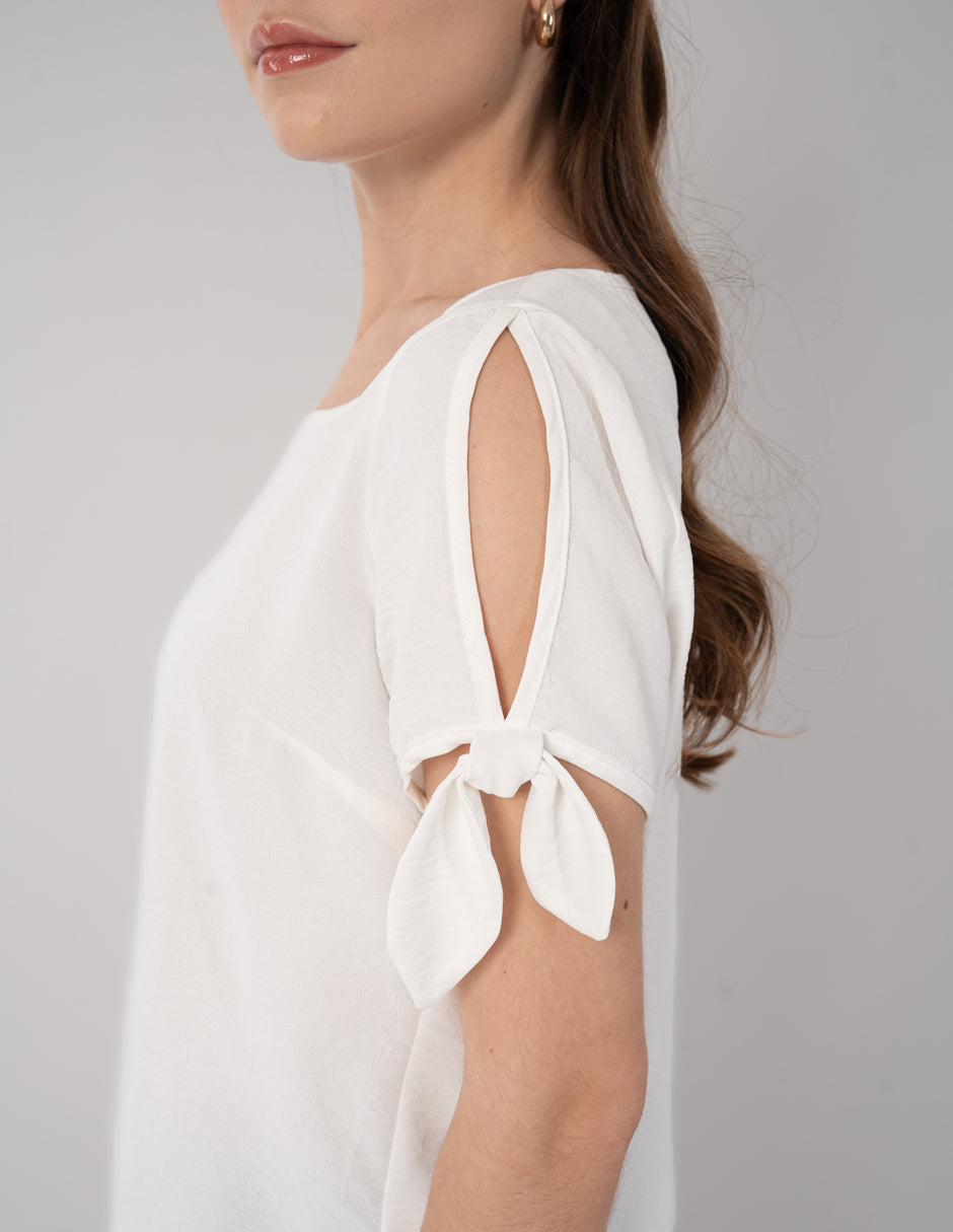 Blusa blanca con detalle de cinta en mangas