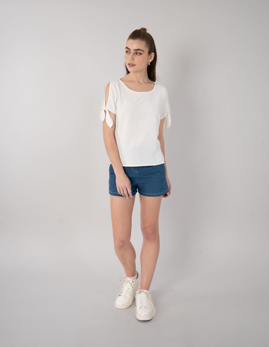 Blusa blanca con detalle de cinta en mangas