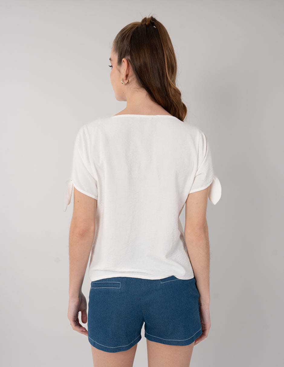 Blusa blanca con detalle de cinta en mangas
