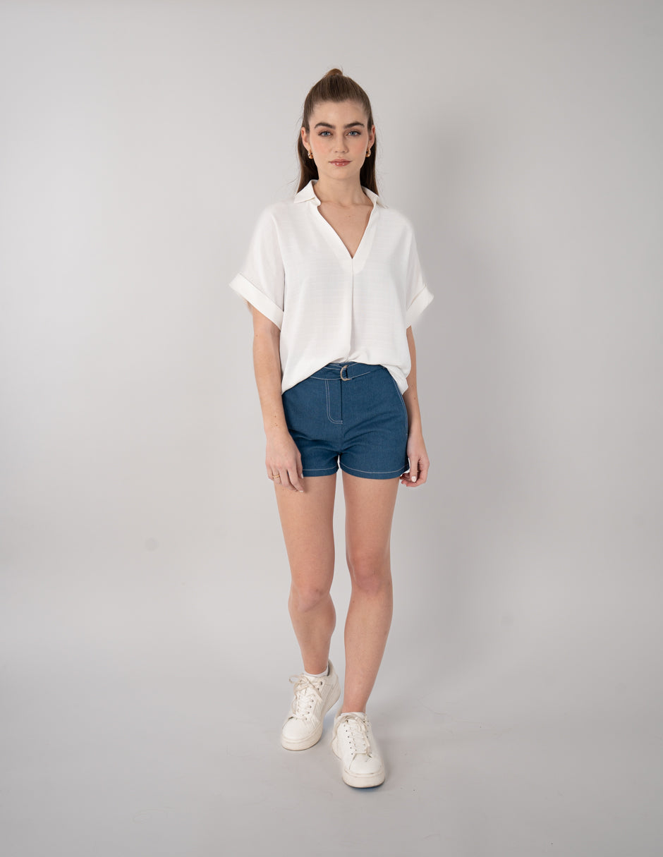 Blusa tipo camisera  ivory de  cuello V y manga corta
