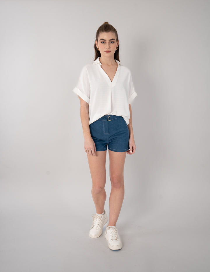 Blusa tipo camisera  ivory de  cuello V y manga corta