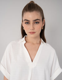 Blusa tipo camisera  ivory de  cuello V y manga corta