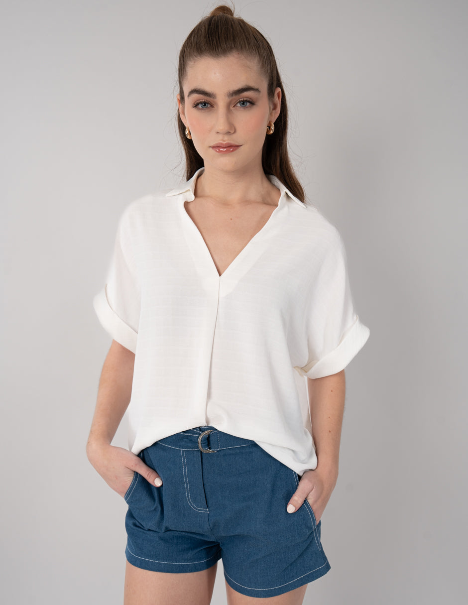 Blusa tipo camisera  ivory de  cuello V y manga corta