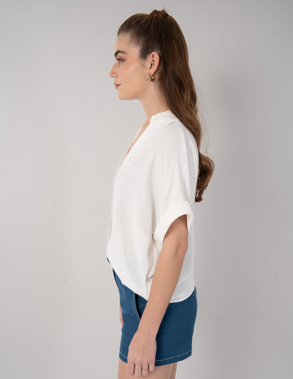 Blusa tipo camisera  ivory de  cuello V y manga corta