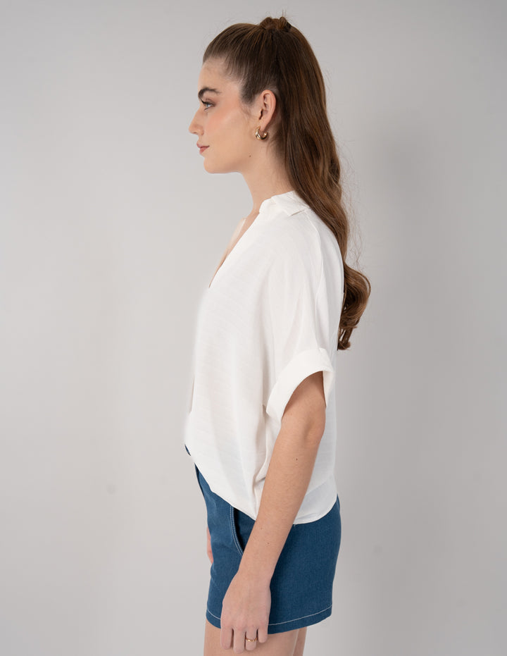 Blusa tipo camisera  ivory de  cuello V y manga corta