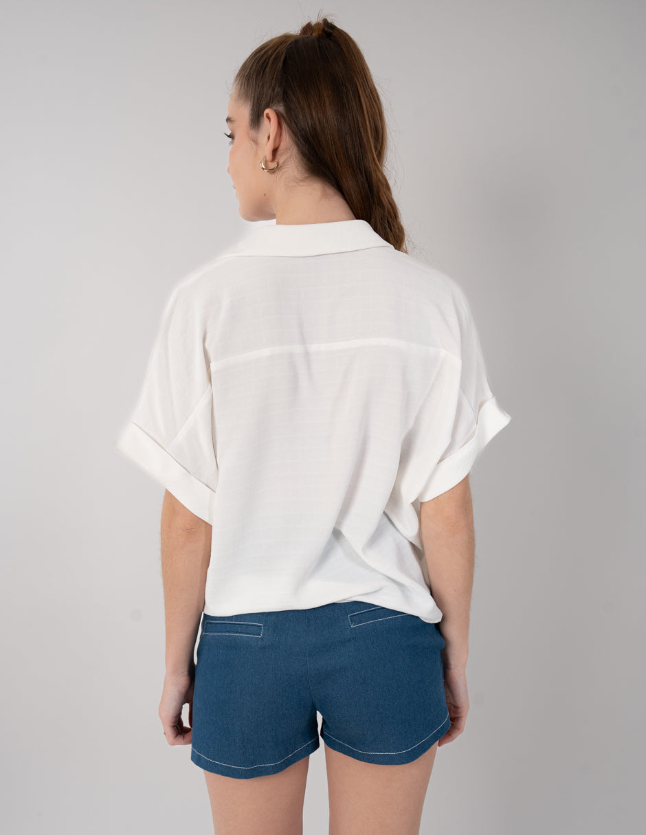 Blusa tipo camisera  ivory de  cuello V y manga corta