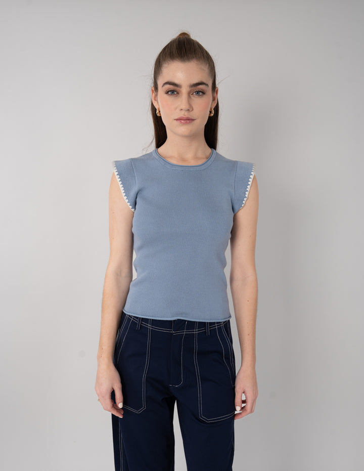 Blusa lisa (disponible en azul y blanco)