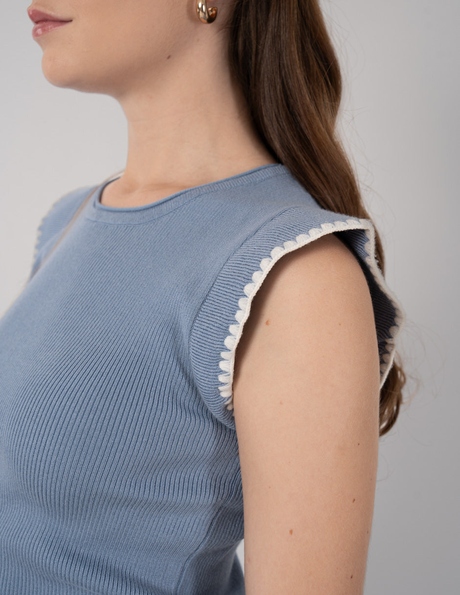 Blusa lisa (disponible en azul y blanco)