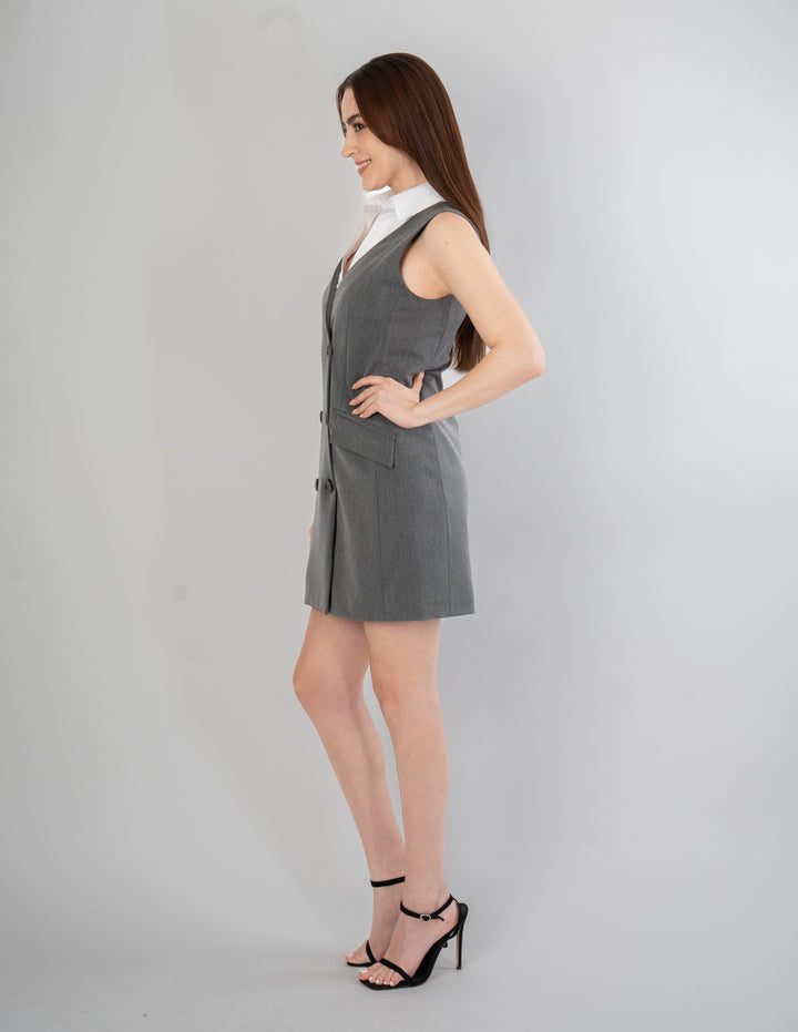 Vestido gris con contrastre en cuello blanco