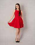 Vestido corto sin mangas y ligero vuelo en parte inferior (disponible en rojo y negro)