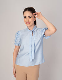Blusa azul con detalle de jareta en cuello