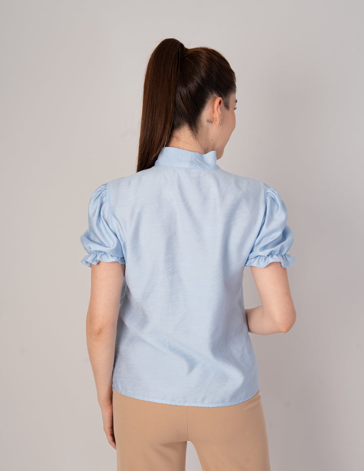 Blusa azul con detalle de jareta en cuello