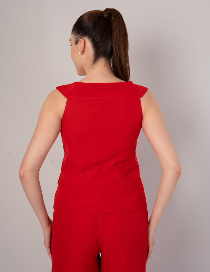 Blusa roja con botones dorados