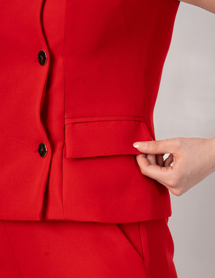 Blusa roja con botones dorados