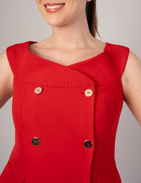 Blusa roja con botones dorados