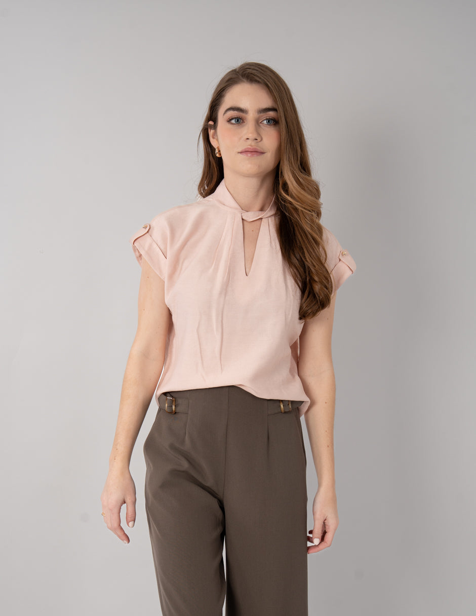 Blusa de manga corta con detalle en cuello (disponible en azul y rosa)