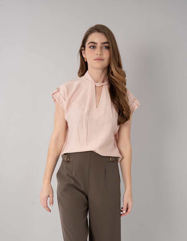 Blusa de manga corta con detalle en cuello (disponible en azul y rosa)