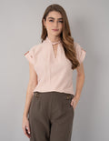 Blusa de manga corta con detalle en cuello (disponible en azul y rosa)