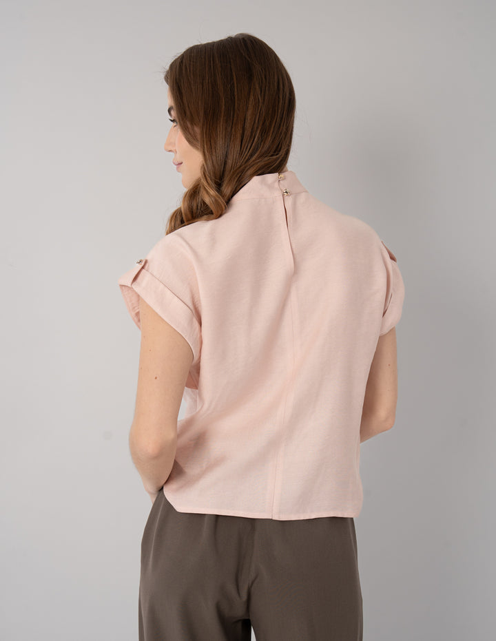 Blusa de manga corta con detalle en cuello (disponible en azul y rosa)