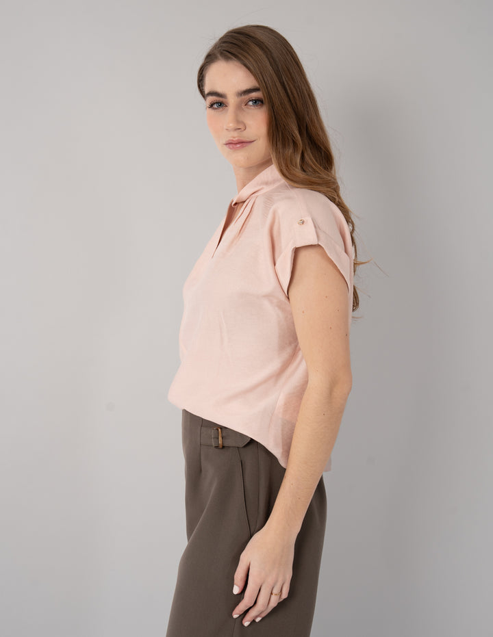 Blusa de manga corta con detalle en cuello (disponible en azul y rosa)