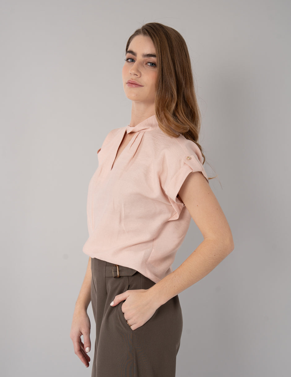 Blusa de manga corta con detalle en cuello (disponible en azul y rosa)