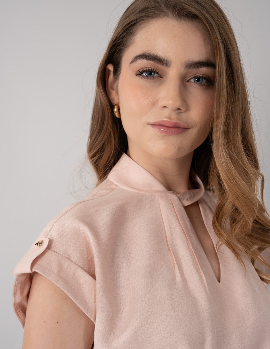 Blusa de manga corta con detalle en cuello (disponible en azul y rosa)