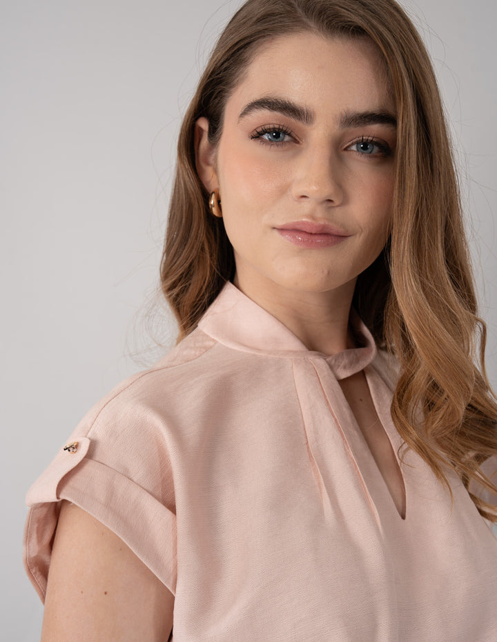 Blusa de manga corta con detalle en cuello (disponible en azul y rosa)