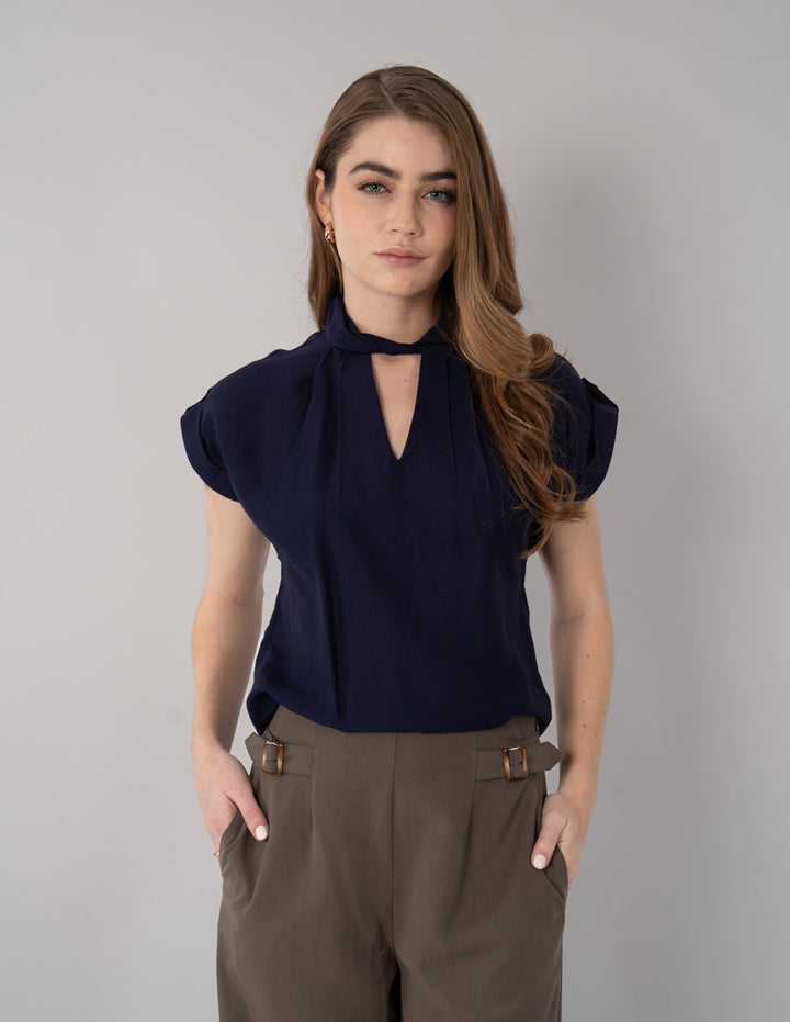 Blusa de manga corta con detalle en cuello (disponible en azul y rosa)