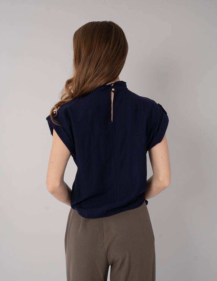 Blusa de manga corta con detalle en cuello (disponible en azul y rosa)