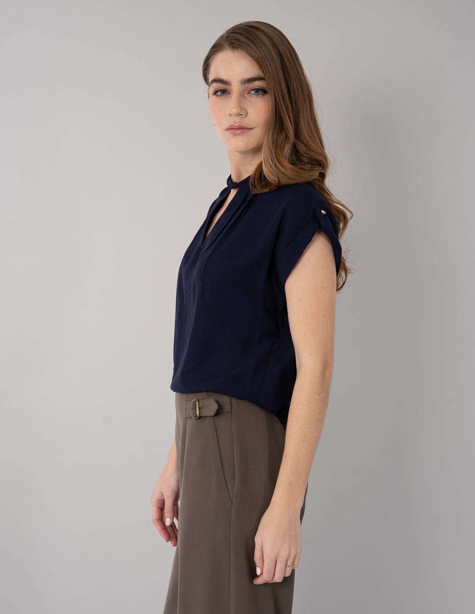 Blusa de manga corta con detalle en cuello (disponible en azul y rosa)