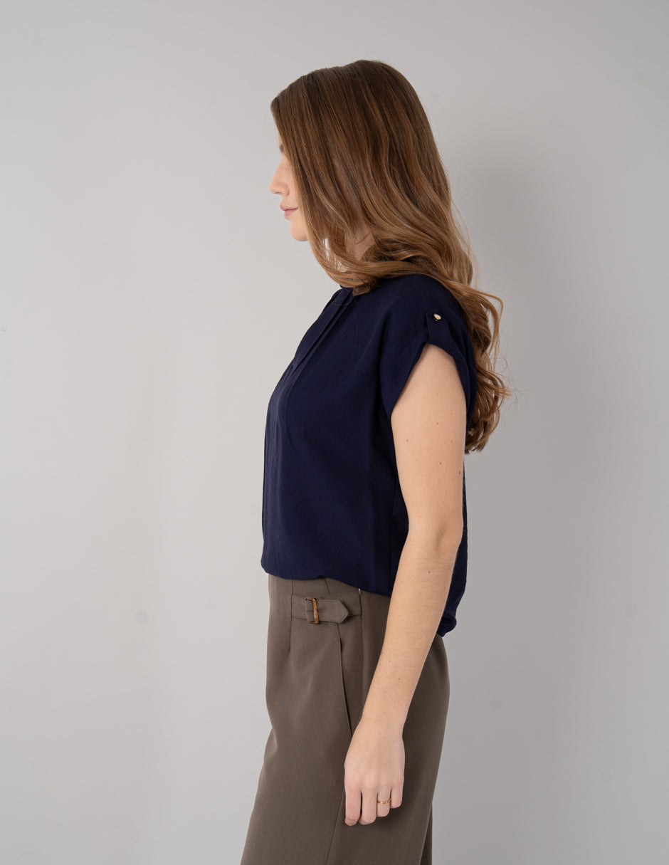 Blusa de manga corta con detalle en cuello (disponible en azul y rosa)