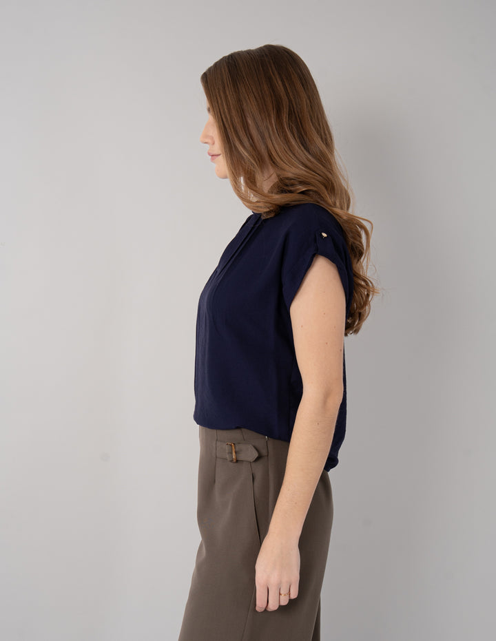 Blusa de manga corta con detalle en cuello (disponible en azul y rosa)