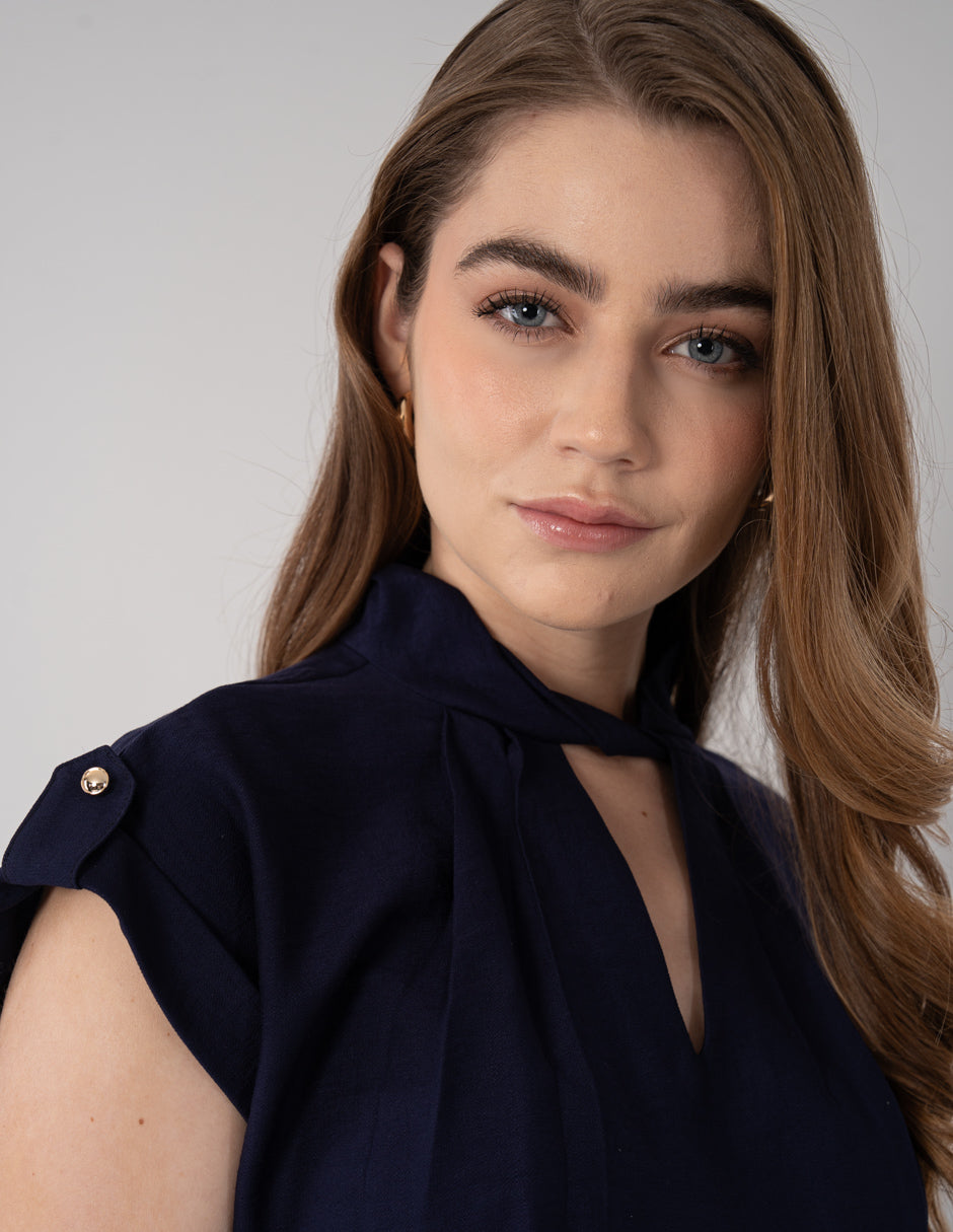 Blusa de manga corta con detalle en cuello (disponible en azul y rosa)