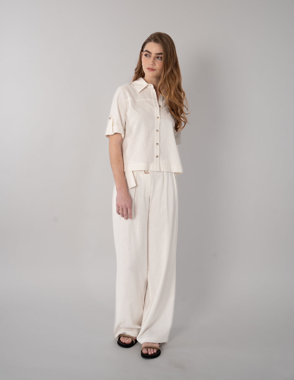 Pantalón de vestir beige con detalle en la cintura