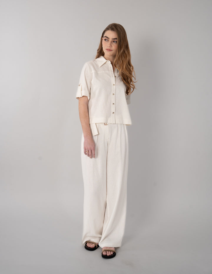 Pantalón de vestir beige con detalle en la cintura